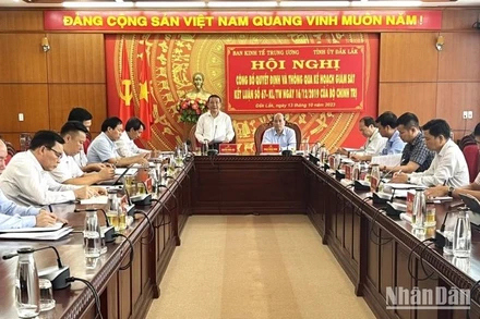 Đồng chí Nguyễn Hồng Sơn, Phó trưởng Ban Kinh tế Trung ương, Trưởng Đoàn giám sát phát biểu tại hội nghị.