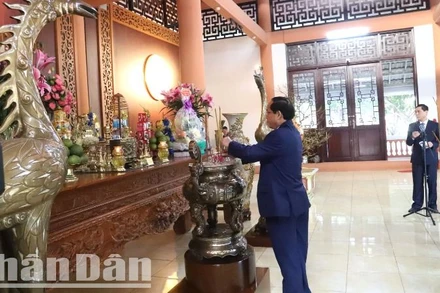 Phó Chủ tịch Quốc hội Trần Quang Phương dâng hương tưởng nhớ Chủ tịch Hồ Chí Minh, Đại tướng Võ Nguyên Giáp tại Đền thờ các liệt sĩ tỉnh Đắk Lắk 