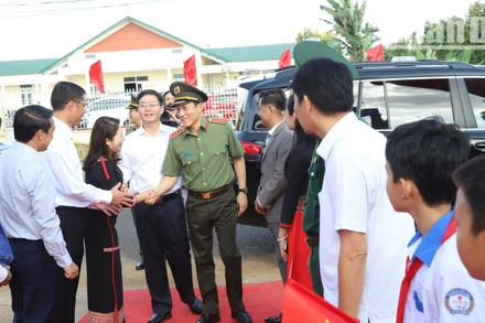 Đại tướng Lương Tam Quang thăm hỏi cán bộ và nhân dân huyện Cư Kuin.