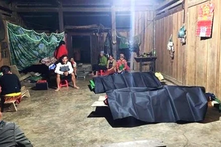 Các gia đình chuẩn bị lo hậu sự cho nạn nhân tử vong trong vụ cây rừng đổ đè.