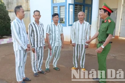 Đại tá Lê Trọng Ngà, Phó Giám thị Trại giam Đắk Trung thăm hỏi, động viên các phạm nhân.