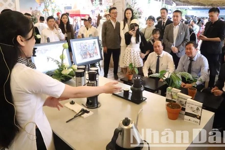 Lãnh đạo tỉnh Đắk Lắk thăm quan và chứng kiến cách pha chế cà-phê của một gian hàng tại Hội chợ triển lãm chuyên ngành cà-phê và sản phẩm OCOP năm 2025.