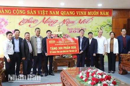 Thừa ủy quyền của Chủ tịch Quốc hội Vương Đình Huệ, đồng chí Bùi Văn Cường, Ủy viên Trung ương Đảng, Ủy viên Ủy ban Thường vụ Quốc hội, Tổng Thư ký, Chủ nhiệm Văn phòng Quốc hội đã trao tặng 300 suất quà Tết của Chủ tịch Quốc hội Vương Đình Huệ cho Tỉnh ủy Đắk Lắk để tặng cho đồng bào các dân tộc tỉnh Đắk Lắk. 