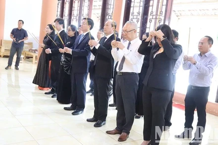 Các đồng chí lãnh đạo Tỉnh ủy, Hội đồng nhân dân, Ủy ban nhân dân, Ủy ban Mặt trận Tổ quốc Việt Nam tỉnh Đắk Lắk, Đoàn đại biểu Quốc hội tỉnh dâng hương tưởng nhớ Chủ tịch Hồ Chí Minh, đại tướng Võ Nguyên Giáp và các anh hùng liệt sĩ tại Đền thờ liệt sĩ tỉnh.