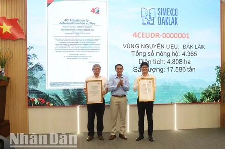 Đại diện Cục Trồng trọt, Bộ Nông nghiệp và Phát triển nông thôn trao 2 chứng nhận của tổ chức 4C chứng nhận về 2 vùng trồng đáp ứng tiêu chuẩn EUDR với tổng gần 8.000 nông dân, diện tích 9.500 ha và sản lượng trên 35.000 tấn cho lãnh đạo Simexco Đắk Lắk.