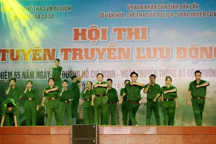 Hình ảnh những người lính Bộ đội Trường Sơn, thanh niên xung phong... tham gia chiến đấu, phục vụ chiến đấu trên đường Trường Sơn - đường Hồ Chí Minh được các Đội tuyên truyền lưu động tái hiện sinh động bằng các tiết mục nghệ thuật đặc sắc trên sân khấu. 