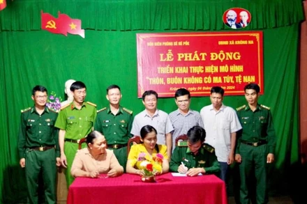 Đại diện Đồn Biên phòng Sê-rê-pốk, chính quyền địa phương và buôn Trí ký kết tham gia thực hiện mô hình “Thôn, buôn không có ma túy, tệ nạn”.