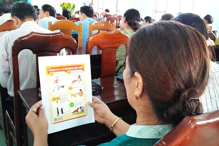 Người dân tìm hiểu về bệnh dại do bị chó, mèo cắn.