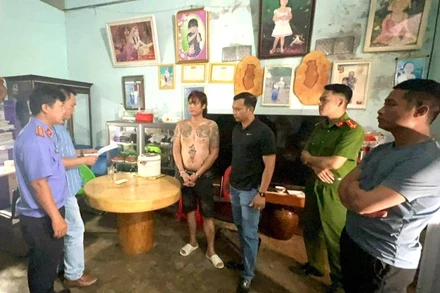 Cơ quan cảnh sát điều tra Công an huyện Ea Kar đọc lệnh giữ người trong trường hợp khẩn cấp và lệnh bắt người trong trường hợp khẩn cấp đối với Ngô Mạnh Toản và Trương Văn Đoàn về hành vi mua bán trái phép chất ma túy.