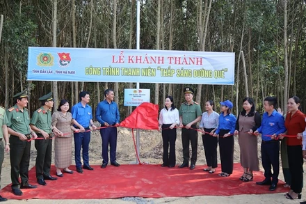 Lãnh đạo Tỉnh ủy và Công an tỉnh, Tỉnh đoàn hai tỉnh Đắk Lắk và Hà Nam kéo băng khánh thành công trình thắp sáng .đường quê dài 3 Km tại thôn Ea Rớt, xã Cư Pui, huyện Krông Bông.