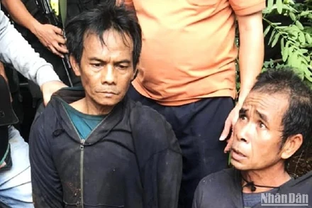 2 trong 3 đối tượng bị truy nã đặc biệt liên quan đến vụ “Khủng bố nhằm chống chính quyền nhân dân” tại Đắk Lắk vừa bị bắt khi đang lẩn trốn tại một quả đồi vắng xã Ea Ktur, huyện Cư Kuin.