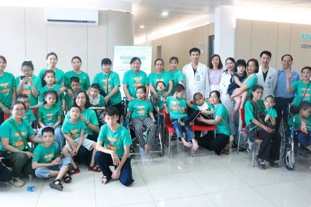 Cha mẹ các cháu bị bại não đưa các cháu đến tham gia chương trình nhân đạo “Khám bệnh, chữa bệnh và tư vấn chăm sóc răng miệng cho trẻ bại não năm 2025” tại Bệnh viện Đại học Y Dược Buôn Ma Thuột.