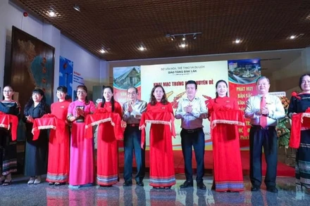 Các đại biểu cắt băng khai mạc trưng bày “Sắc màu văn hóa Đắk Lắk”.