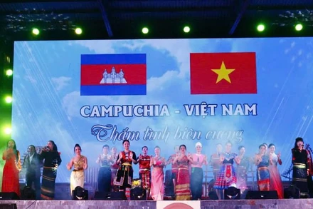 Tiết mục "Bài ca hữu nghị Việt Nam-Campuchia" do Đoàn ca múa dân tộc Đắk Lắk thể hiện.