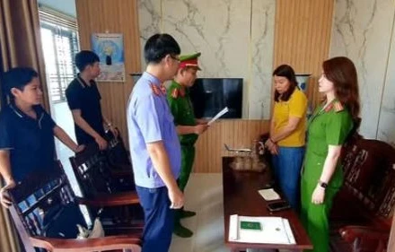 Lực lượng chức năng đọc quyết định tạm giữ hình sự đối tượng Hà Thị Thu Thủy (người mặc áo vàng).