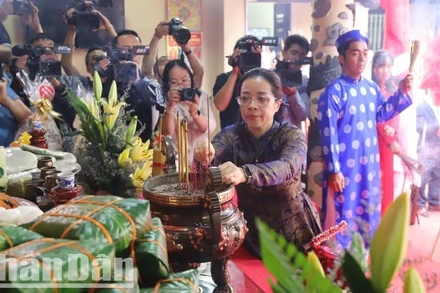 Phó Bí thư Thường trực Tỉnh ủy, Chủ tịch Hội đồng nhân dân tỉnh Đắk Lắk Huỳnh Thị Chiến Hòa dâng hương tưởng nhớ các Vua Hùng.