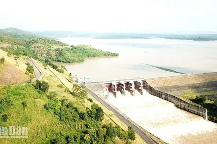 Công ty Thủy điện Buôn Kuốp thường xuyên theo dõi diễn biến thời tiết trên lưu vực, khi tiến hành điều tiết qua tràn hồ chứa sẽ thực hiện chế độ thông tin, thông báo theo quy định. 