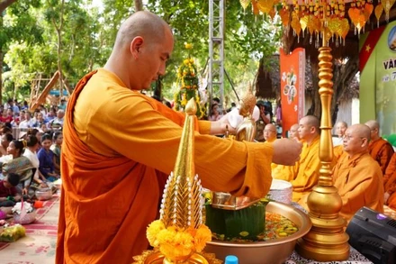 Lễ cúng tắm Phật trong ngày Tết cổ truyền Bunpimay-Lào tại huyện Buôn Đôn.