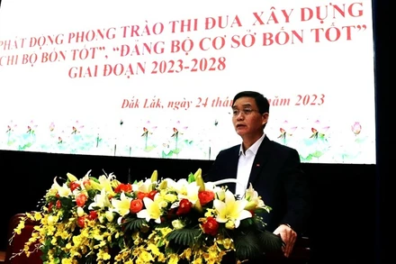 Bí thư Tỉnh ủy Đắk Lắk Nguyễn Đình Trung phát động phong trào thi đua “chi bộ bốn tốt”, “đảng bộ cơ sở bốn tốt”.