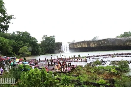 Chương trình thời trang nghệ thuật thổ cẩm các dân tộc tại Đắk Lắk mang tên “Ban Mê ơi!” được tổ chức tại thác Dray Nur trên dòng sông Serepok.