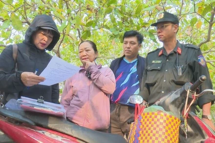 Lực lượng Công an tỉnh Đắk Lắk phối hợp Ủy ban nhân dân huyện Ea Súp vận động người dân tự nguyện trả đất lấn chiếm ở Tiểu khu 293, xã Cư M'lan.