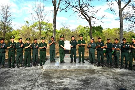 Lãnh đạo Bộ đội Biên phòng tỉnh Đắk Lắk tặng quà Ty Công an tỉnh Mondulkiri nhân dịp Tết cổ truyền của dân tộc Campuchia.