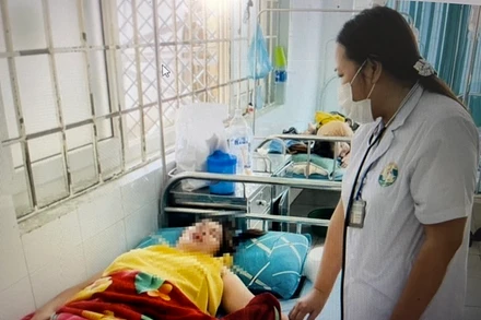 Các trường hợp nghi ngộ độc thực phẩm đang được điều trị tại cơ sở y tế. (Ảnh: CTV)