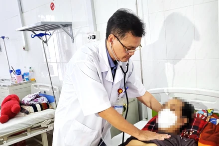 Một bệnh nhân mắc bệnh liên cầu lợn điều trị tại Khoa Truyền nhiễm, Bệnh viện đa khoa vùng Tây Nguyên. (Ảnh: Quang Nhật)