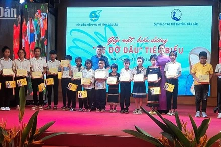 Lãnh đạo Hội Liên hiệp Phụ nữ tỉnh Đắk Lắk và Quỹ Bảo trợ trẻ em tỉnh Đắk Lắk tặng quà cho các cháu mồ côi.