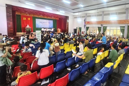 Đông đảo người dân trên địa bàn huyện Ea H'leo đến dự chương trình Ngày hội sức khỏe Ea H'leo để được khám bệnh và cấp thuốc miễn phí.