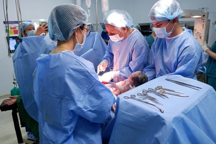 Ngày 14/4, các bác sĩ Bệnh viện đa khoa Thiện Hạnh, thành phố Buôn Ma Thuột, tỉnh Đắk Lắk và bệnh viện Từ Dũ Thành phố Hồ Chí Minh đã tiến hành ca mổ lấy thai để đón em bé thứ 125.000 chào đời. Em bé chào đời nhờ phương pháp thụ tinh trong ống nghiệm. 