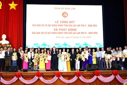 Đồng chí Nguyễn Đình Trung, Ủy viên Trung ương Đảng, Bí thư Tỉnh ủy Đắk Lắk và các đồng chí Thường trực Tỉnh ủy trao giải cho các tác giả và nhóm tác giả đoạt giải.