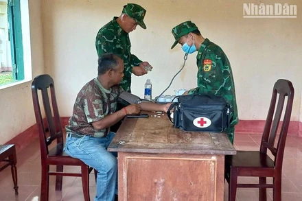 Thiếu úy Ta Bun được Quân y Đồn Biên phòng Ea H’leo chăm sóc sức khỏe ban đầu.