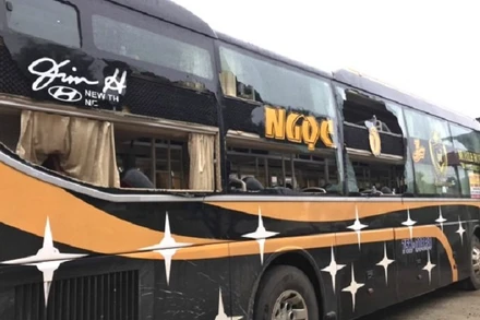 Chiếc xe khách bị bể nát hết kính.