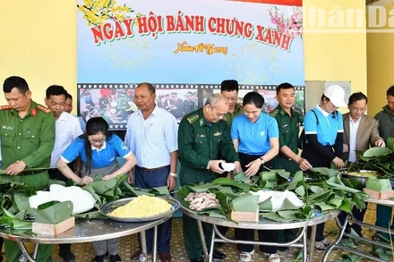 Các đơn vị gói bánh chưng xanh tặng các gia đình chính sách, hộ nghèo, người có hoàn cảnh khó khăn ở xã Ea Bung để đón Tết đầm ấm. 
