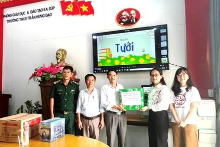 Đồn Biên phòng phối hợp Dự án Tưới-Tốt tươi và các nhà hảo tâm trao tặng 2 kệ sách và 210 cuốn sách cho các em học sinh Trường trung học cơ sở Trần Hưng Đạo, huyện Ea Súp.