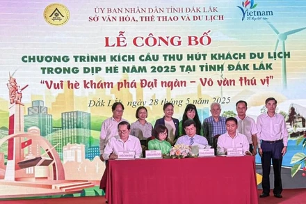 Lãnh đạo Sở Văn hóa, Thể thao và Du lịch tỉnh Đắk Lắk ký cam kết chính sách ưu đãi kích cầu với các Chi hội thuộc Hiệp hội Du lịch tỉnh.