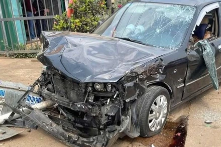 Xe ô tô năm chỗ bị hư hỏng nặng tại hiện trường. 