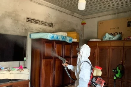 Các ngành chức năng phun hóa chất xử lý môi trường, phòng chống sốt xuất huyết. (Ảnh minh họa)