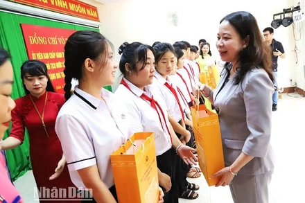 Phó Chủ tịch nước Võ Thị Ánh Xuân tặng quà cho cháu học sinh vượt khó học giỏi đang được nuôi dạy tại Trung tâm Bảo trợ xã hội tỉnh Đắk Lắk.
