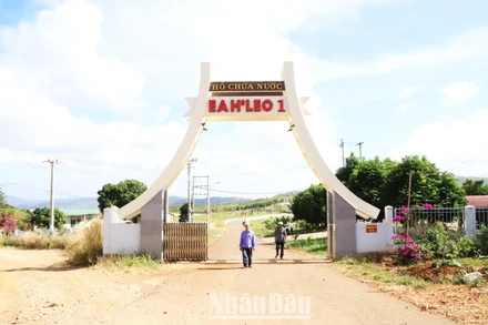 Cổng dẫn vào hồ chứa nước Ea H’leo 1. 