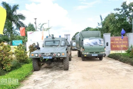 Nhiều phương tiện được huy động phục vụ lực lượng chức năng truy bắt các đối tượng sử dụng súng tấn công trụ sở Ủy ban nhân dân xã Ea Tiêu và Ea Ktur. 