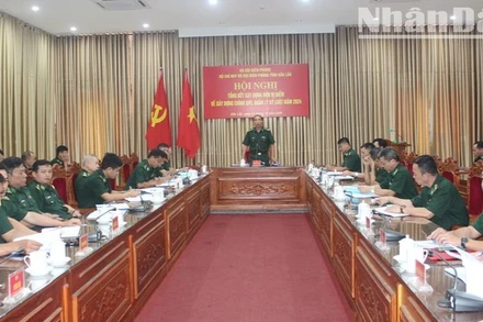 Đại tá Nguyễn Công Tuấn, Phó Chỉ huy trưởng kiêm Tham mưu trưởng Bộ đội Biên phòng tỉnh Đắk Lắk phát biểu tại hội nghị.