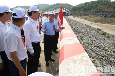 Bộ trưởng Nông nghiệp và Môi trường Đỗ Đức Duy và Bí thư Tỉnh ủy Đắk Lắk Nguyễn Đình Trung kiểm tra công trình trước lễ khánh thành. 