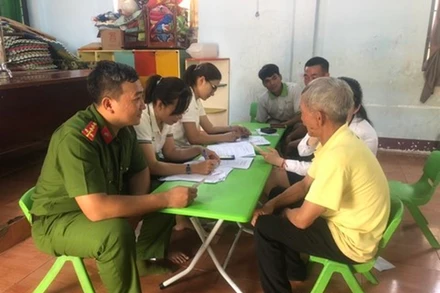 Lực lượng Công an ở Đắk Lắk tuyên truyền, vận động nhân dân nâng cao cảnh giác trước tình hình nhiều đối tượng giả danh công an tỉnh gọi điện để lừa đảo chiếm đoạt tài sản.