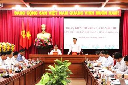 Đồng chí Lê Minh Khái, Bí thư Trung ương Đảng, Phó Thủ tướng Chính phủ, Trưởng đoàn kiểm tra phát biểu tại buổi làm việc. (Ảnh: Duy Tiến)