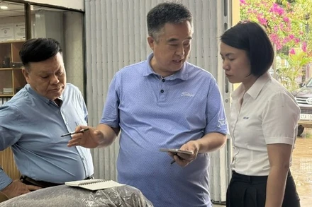 Đại diện doanh nghiệp Hàn Quốc kiểm tra lô hàng 500kg trà cascara được làm từ vỏ cà-phê đặc sản của Simexco DakLak trước khi xuất khẩu sang thị trường Hàn Quốc.