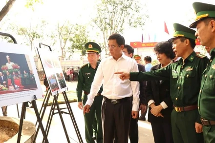 Các đại biểu tham quan Triển lãm ảnh “Tự hào một dải biên cương” tại Ngày hội Biên phòng toàn dân năm 2025.
