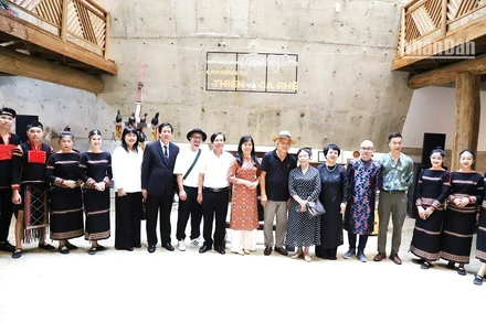 Các đại biểu và những người yêu thích âm nhạc của cố nhạc sĩ Trịnh Công Sơn đến dự triển lãm.