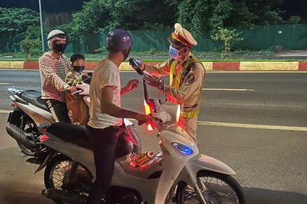 Lực lượng Cảnh sát giao thông, Công an tỉnh Đắk Lắk kiểm tra nồng độ cồn các trường hợp tham gia giao thông. 